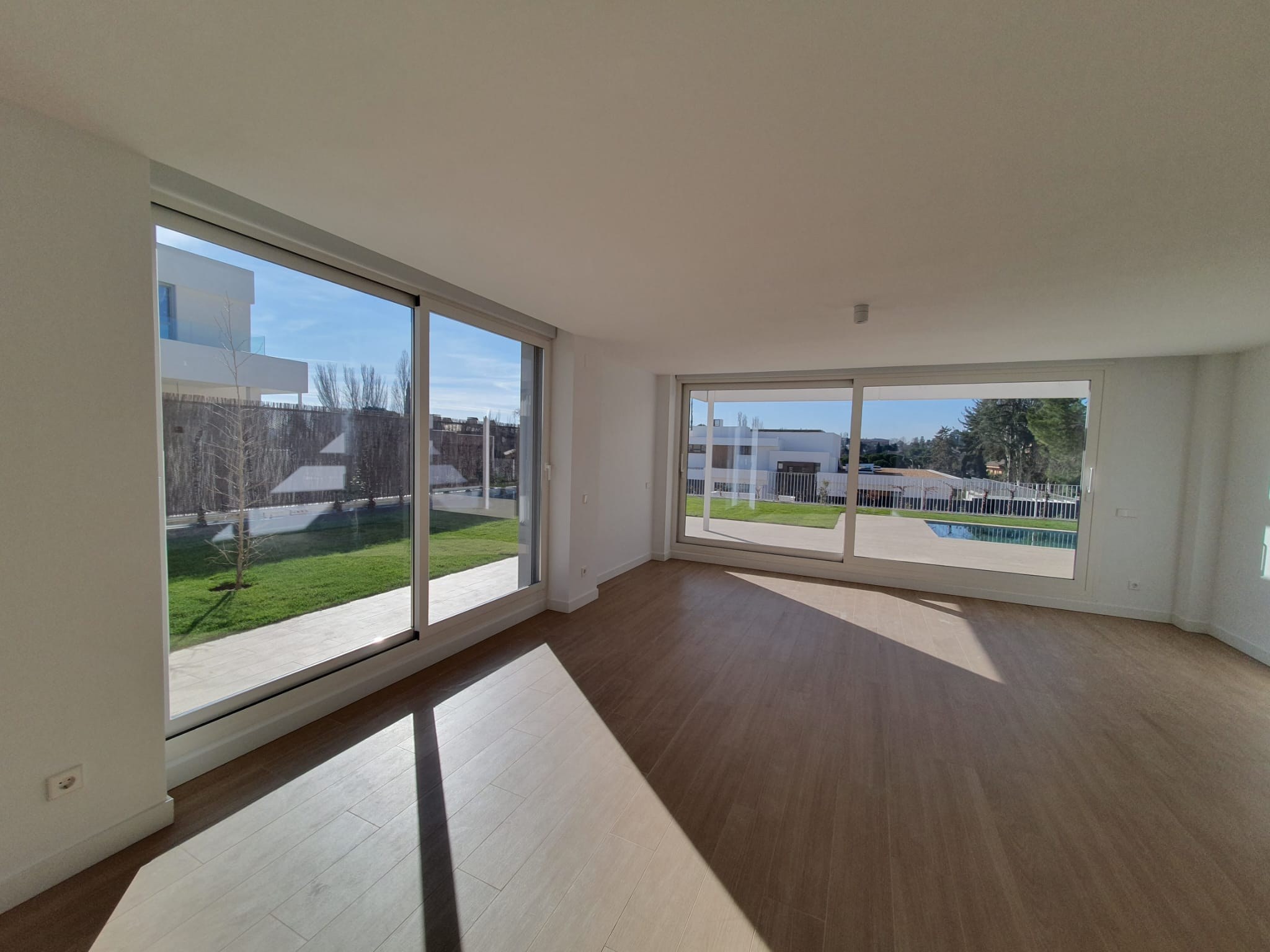 Proyecto residencial en Valdemarín con grandes ventanales de aluminio